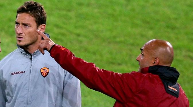 Luciano Spaletti memberikan instruksi pada Francesco Totti (AFP/Aris Messinis)