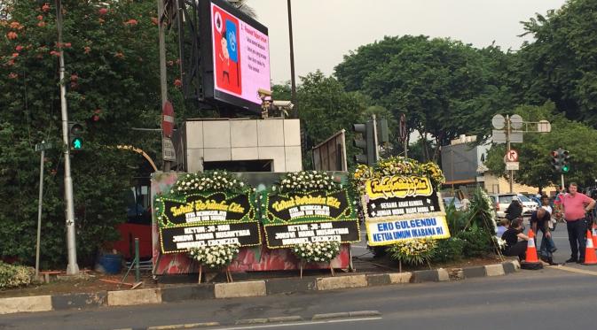 Karangan bunga menghiasi pos polisi di Jalan MH Thamrin yang meledak Kamis 14 Januari 2016. (Liputan6.com/Audrey Susanto)