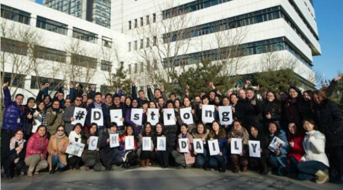 Tak ketinggalan para staf dari koran pemerintah, China Daily. Mereka menunjukkan dukungannya dengan berfoto bersama sambil memegang #D-strong. 