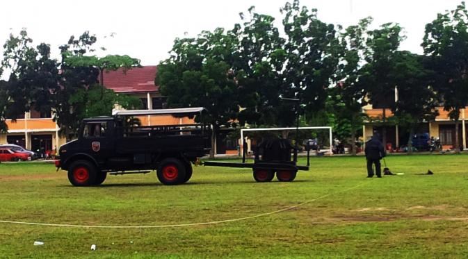 Personel Brimob Polda Riau memeriksa tas yang dibawa pria mencurigakan. (Liputan6.com/M Syukur)