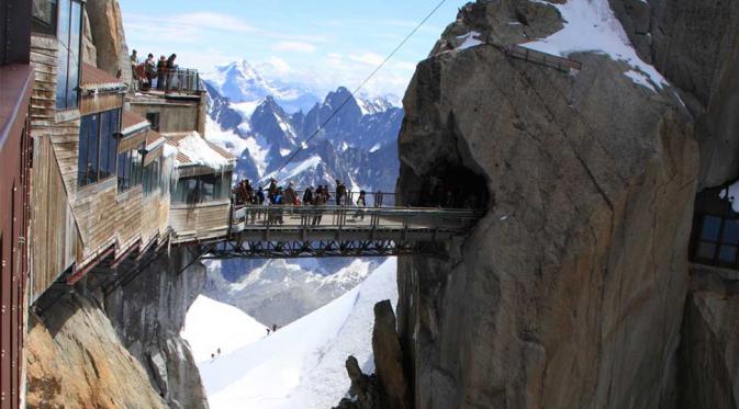 Jembatan Aiguille du Midi merupakan bagian dari sejumlah gunung-gunung tinggi di Mont Blanc, Prancis. (makemytrip.com)
