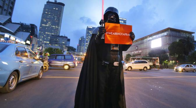 Bom Sarinah, 'Darth Vader' Ikut Aksi #KamiTidakTakut. | via: Beawiharta/Reuters