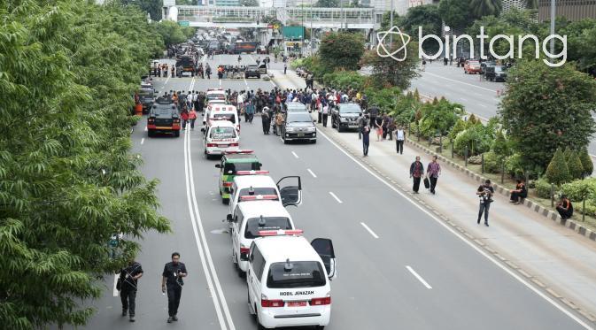 Suasana di jalan Thamrin pasca bom Sarinah, polisi masih berjaga-jaga dan mensterilkan keadaan. (Fathan Rangkuti/Bintang.com)