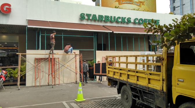 Starbucks yang menjadi sasaran teror di Jakarta kini ditutup triplek. (Liputan6.com/Muslim AR)
