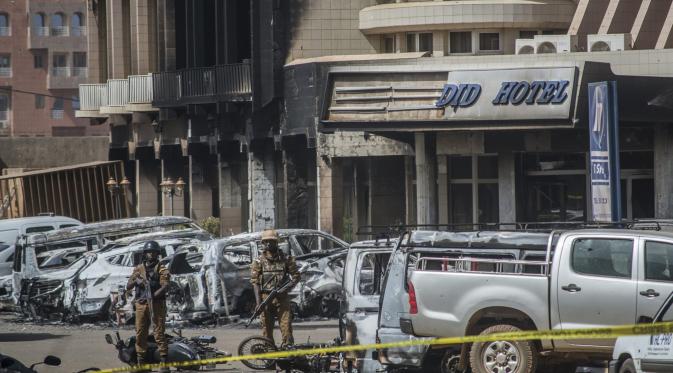 Petugas keamanan berjaga di luar hotel Splendid, Ouagadougou , Burkina Faso, (16/1).  Dikabarkan korban  tewas berjumlah 24 orang. (REUTERS / Joe Penney)