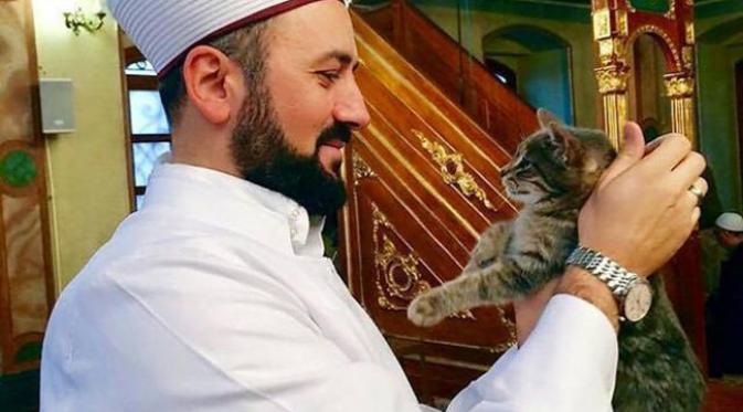 Imam Mustafa Efe dan seekor kucing. (foto: Daily Sabah)