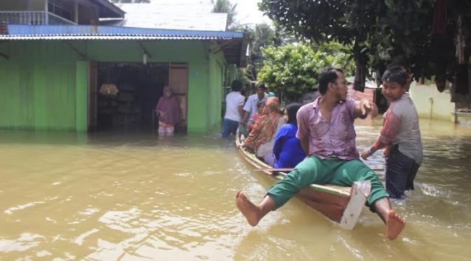 Waduk PLTA meluap dan mengakibatkan banjir rendam ribuan rumah di Riau (Liputan6.com/M.Syukur)