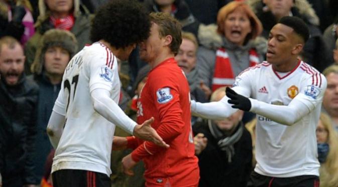 Laga pertama MU vs Liverpool sempat diwarnai ketegangan Marouane Fellaini (MU) dengan Lucas (Liverpool). (AFP/Paul Ellis)