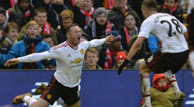 Striker Manchester United, Wayne Rooney (kiri), merayakan gol ke gawang Liverpool pada laga Premier League di Anfield, Liverpool, Minggu (17/1/2016) malam WIB. (AFP/Paul Ellis)