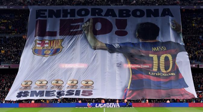 Spanduk raksasa bergambar Lionel Messi terbentang di Stadion Camp Nou, saat laga melawan Athletic Bilbao, Minggu (17/1/2016). (AFP/Josep Lago).