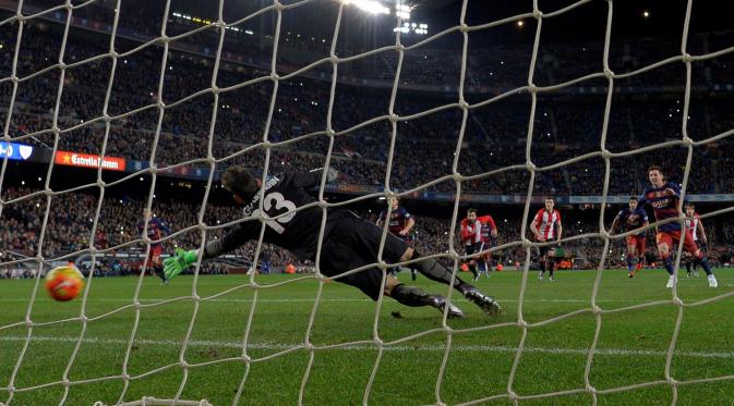 Bintang Barcelona, Lionel Messi, saat mengeksekusi penalti yang berujung gol ke gawang Athletic Bilbao, pada laga lanjutan La Liga, di Camp Nou, Minggu (17/1/2016). (AFP/Lluis Gene)