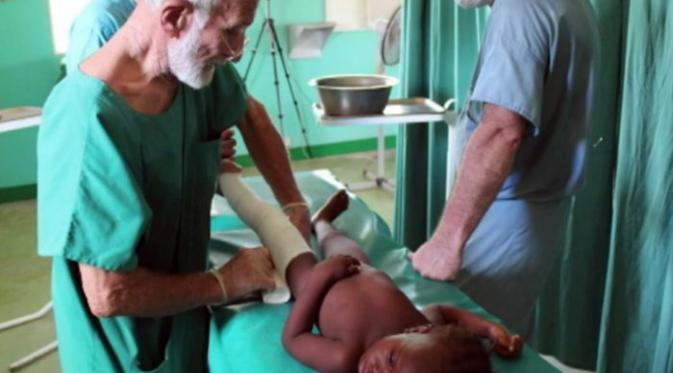 Dr. Ken Elliot bersama pasien di klinik, Burkina Faso. | via: ABC News