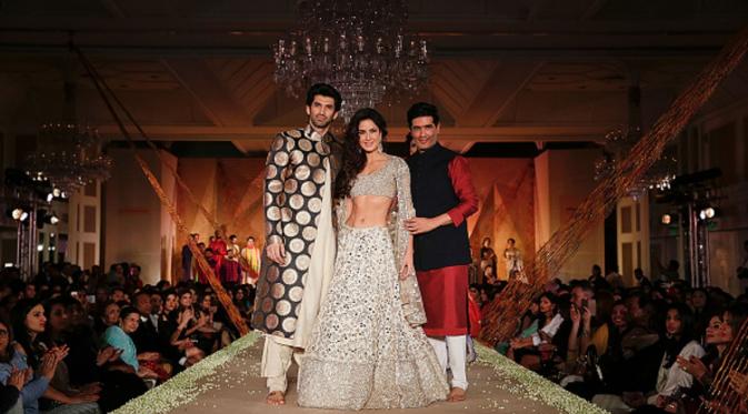 Katrina Kaif menghadiri fashion show dari desainer Manish Malhotra. Foto: via emirates247.com