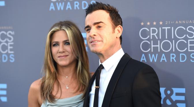 Pasangan selebriti, Jennifer Aniston didampingi sang suami, Justin Theroux tampil mesra saat menghadiri acara Critics' Choice Awards ke-21 di Santa Monica, California, Minggu (17/1/2016). (Jason Merritt/Getty Images/AFP)