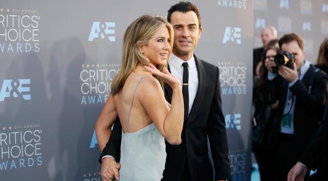 Pasangan selebriti, Jennifer Aniston dan  Justin Theroux tampil mesra saat menghadiri acara Critics' Choice Awards ke-21 di Santa Monica, California, Minggu (17/1/2016). (REUTERS/Danny Moloshok)