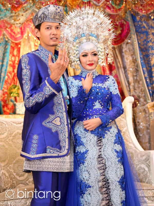 Pasangan berbahagia ini menunjukkan cincin kawin mereka sebagai lambang cinta pernikahan. Rona bahagia pun tak dapat disembunyikan oleh pasangan yang menjalani masa pacaran dengan Islami ini. (Nurwahyunan/Bintang.com)