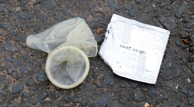 Kondom turut 'hiasi' halaman depan rumah warga di kawasan Holbeck, Leeds, Britania Raya. | via: SWNS