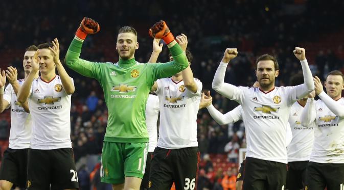 Bersama pemain MU lainnya De Gea merayakan sukses mereka mengalahkan Liverpool