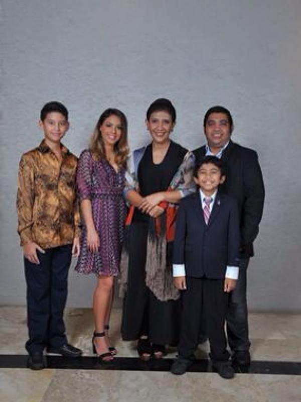 Menteri Susi Pudjiastuti berfoto bersama keluarga, termasuk di antaranya Panji Hilmansyah. (Dok. Keluarga)