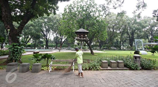 Pekerja Harian Lepas (PHL) sedang menyapu di Taman Suropati, Jakarta, Senin (18/1/2016). Pemprov DKI Jakarta akan mengaudit Dinas Kebersihan terkait kejanggalan antara jumlah PHL dengan penganggaran. (Liputan6.com/Immanuel Antonius)