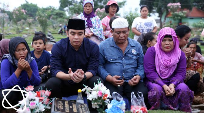 Foto Billy Syahputra di Makam Olga Syahputra (Nurwahyunan/bintang.com)