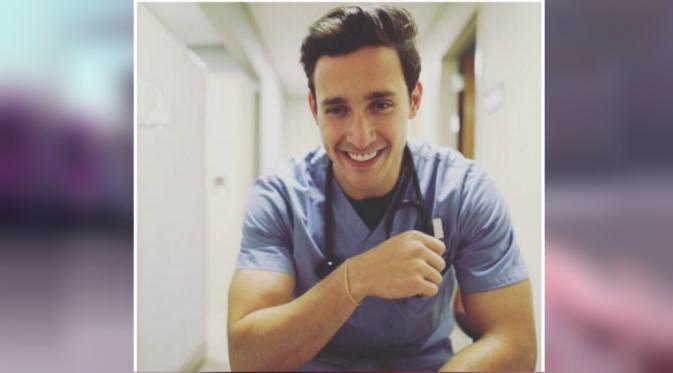  Tidak hanya sekedar tampan, dokter muda yang masih berusia 25 tahun ini ingin mengajak semua perempuan yang melihat instagramnya untuk beramal lewat yayasan yang didirikannya. (Instagram doctor.mike)