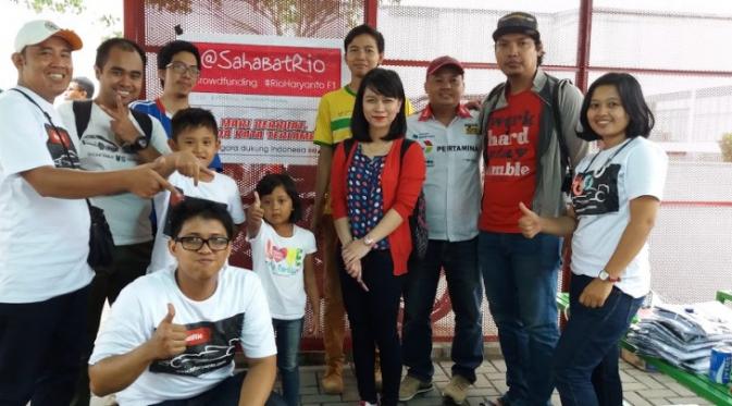 Fans Rio Haryanto yang tergabung dalam Sahabat Rio berfoto bersama di sela-sela acara Gokart Fun Race di Balekota Mall, Tangerang, Minggu (17/1/2016). (Sahabat Rio)