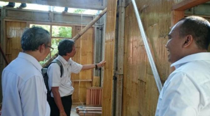 Sebuah rumah anti gempa dibangun di Pulau Lakkang, Kelurahan Lakkang, Kecamatan Tallo, Makassar.