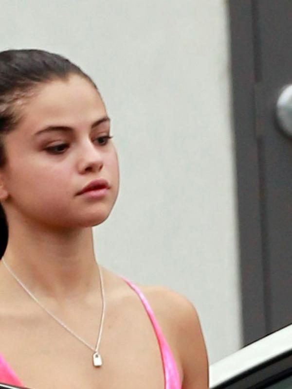 Selena Gomez tanpa riasan wajah saat tampil ke publik. (foto: mirror.co.uk)
