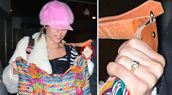 Miley Cyrus ketahuan memakai cincin tunangannya lagi. (foto: huffingtonpost)