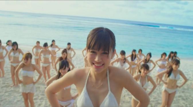 Videoklip AKB48, Manatsu no Sounds Good!. (hello-online.org)