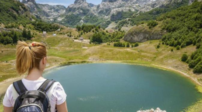 Negara yang juga berbatasan langsung dengan Serbia, Kosovo dan Albania ini juga memiliki pemandangan indah dari pegunungan, lembah, dan danaunya. 