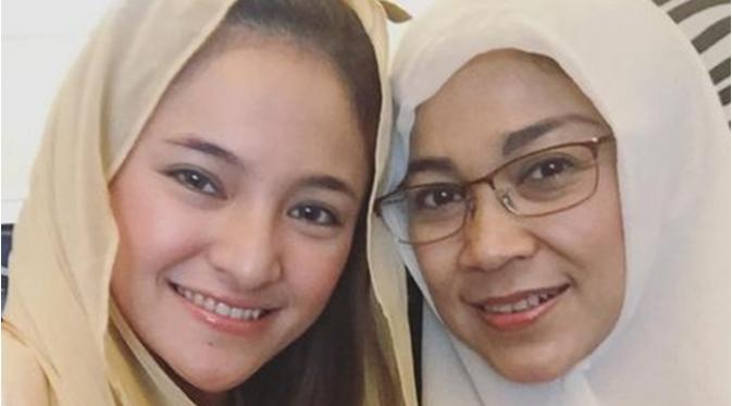 Marshanda mengenakan hijab, serta berpose dengan ibunya, Riyanti Sofyan (via Instagram/Marshanda99)