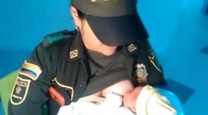 Polisi wanita asal Kolombia Luisa Fernanda Urrea susui bayi yang dibuang orangtuanya | Via: facebook.com