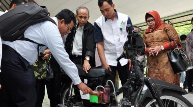 Mahasiswa dari Universitas Sumatera Utara (USU) membuat inovasi motor berbahan bakar air | Via: pricearea.com