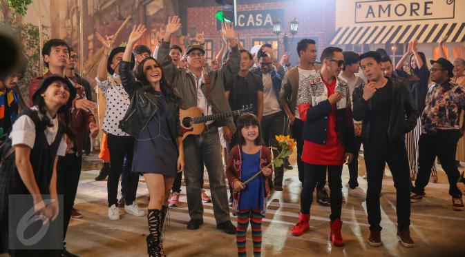 Suasana pembuatan video klip lagu 'Kemesraan' yang dinyanyikan Ryan D'Masiv, Momo Geisha,  Iwan Fals, Giring Nidji dan  Ariel NOAH di kawasan Jakarta Timur, Selasa (19/1/2016). (Liputan6.com/Faizal Fanani)