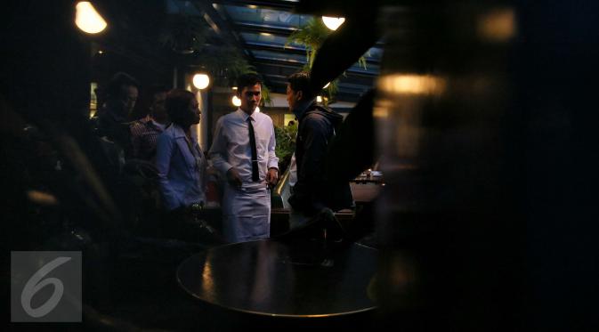 Suasana Cafe Olivier Grand Indonesia saat kedatangan pihak kepolisian untuk rekonstruksi sampel kopi beracun di Cafe Olivier Grand Indonesia, Jakarta, (19/1/2016). (Liputan6.com/Faizal Fanani)