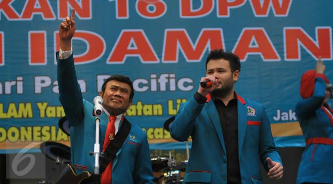 Ketua Umum Partai Idaman, Rhoma Irama (kiri) berkolaborasi bersama sang anak, Ridho Rhoma menyanyikan lagu hits 'Taman Bunga' dan 'Stop' pada pelantikan 18 Dewan Pengurus Wilayah (DPW) Partai Idaman di Jakarta, Rabu (20/1).  (Liputan6.com/Faisal R Syam)