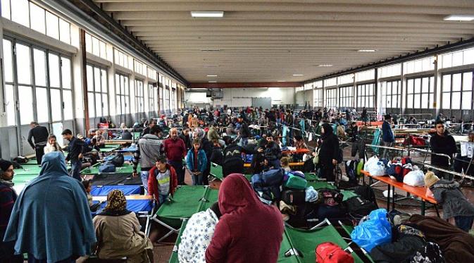 Pengungsi Suriah menunggu proses registrasi di Passau, Jerman. | via: AP