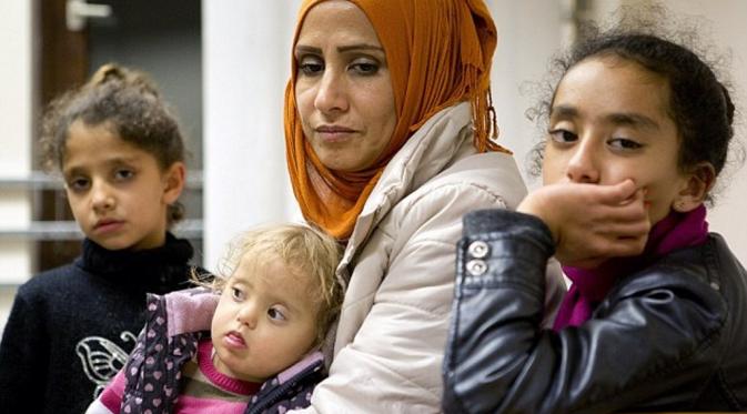Tak ingin jadi korban kejahatan. Samar, seorang pengungsi Suriah yang menolak untuk melepaskan pandangan dari ketiga anaknya. | via: Djamila Grossman/New York Times