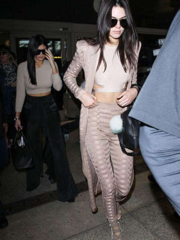 Gaya Baru Pakai Leggings Ala Kendal Jenner. Sumber : glamour.com