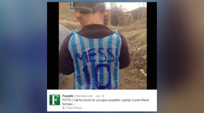 Ber-jersey kresek, foto bocah ini menjadi viral dan mengundang simpati netizen. (foto: The Sun)