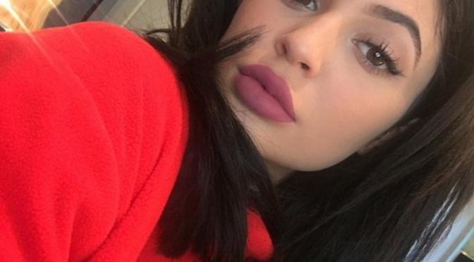 Kylie Jenner mengetes warna lipstik barunya. Sumber: Instagram/kyliejenner