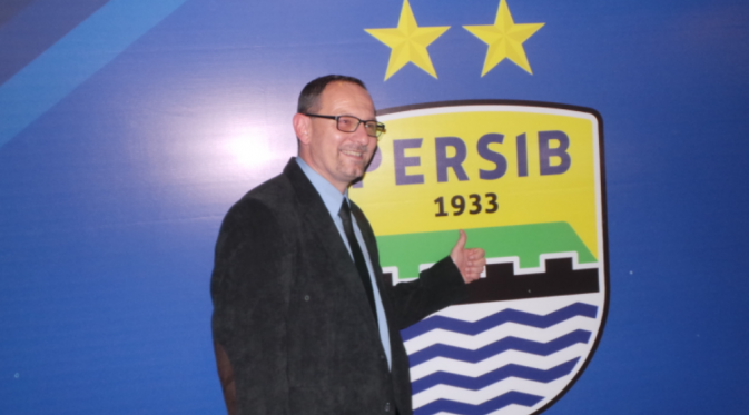 Dejan Antonic berpose di depan logo Persib Bandung (Okan Firdaus/Liputan6.com)