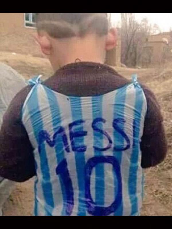 Bocah diduga dari Irak memakai kantong kresek mirip busana jersey timnas Argentina. Di belakangnya tertulis nomor 10, nomor punggung pesepakbola Lionel Messi | Via: Twitter.com