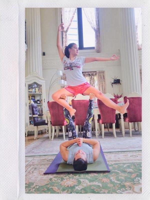 Aurel Hermansyah saat yoga (Instagram/@aurelie.hermansyah)