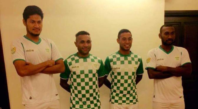 Abdulrahman (kiri), bersama Titus Bonai dan Patrich Wanggai dikontrak setahun oleh klub asal Timor Leste, Karketu Dili FC. (Istimewa)