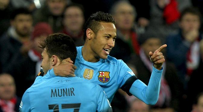 Dua pemain Barcelona, Neymar dan Munir El Haddadi merayakan gol ke gawang Athletic Bilbao pada leg pertama perempat final Copa del Rey di San Mames Baria, Kamis (21/1/2016). (Liputan6.com/REUTERS/Vincent West)