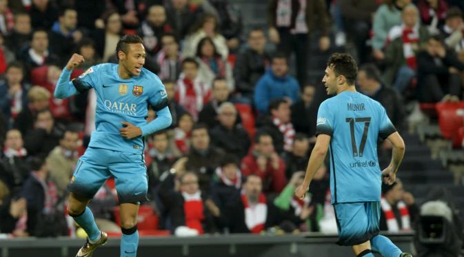 Dua pemain Barcelona, Neymar dan Munir El Haddadi merayakan gol ke gawang Athletic Bilbao pada leg pertama perempat final Copa del Rey di San Mames Baria, Kamis (21/1/2016). (Liputan6.com/REUTERS/Vincent West)