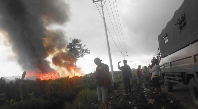 Kamp Eks Gafatar Dibakar, Bupati Mempawah Meneteskan Air Mata | via: Liputan6.com/Raden AMP